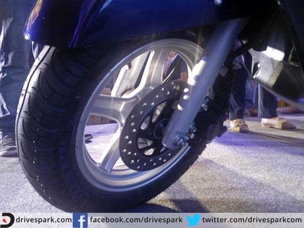 అల్లాయ్ వీల్స్ మరియు డిస్క్ బ్రేకులు