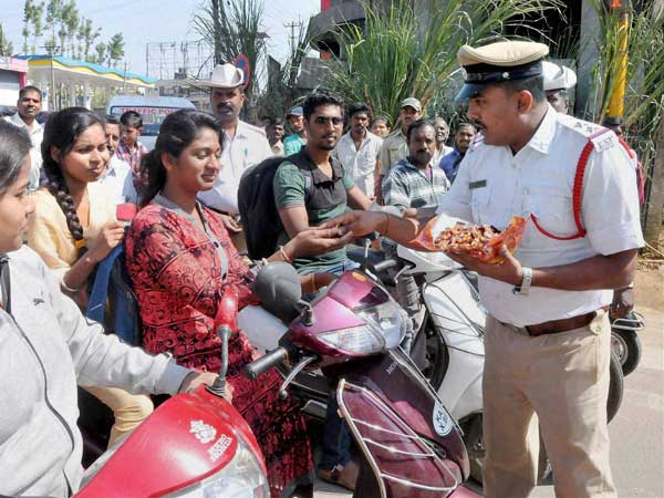 ట్రాఫిక్ పోలీసులు ఆపినపుడు చేయకూడనివి, చేయాల్సినవి..!!
