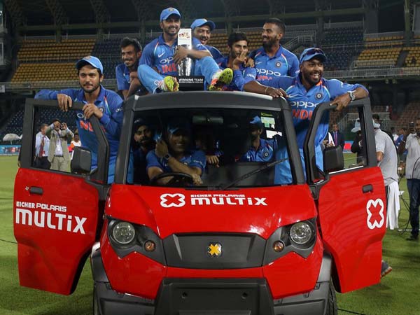 పోలారిస్ మల్టిక్స్ డ్రైవ్ చేసిన ధోని