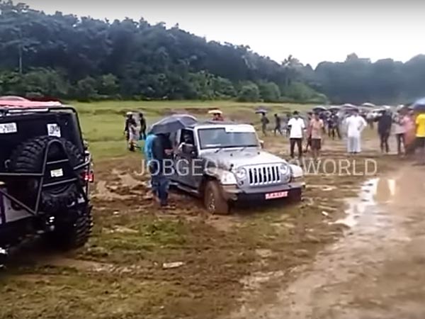 బురద మట్టిలో ఇరుక్కుపోయిన వ్రాంగ్లర్ను మహీంద్రా థార్ గట్టెక్కించింది