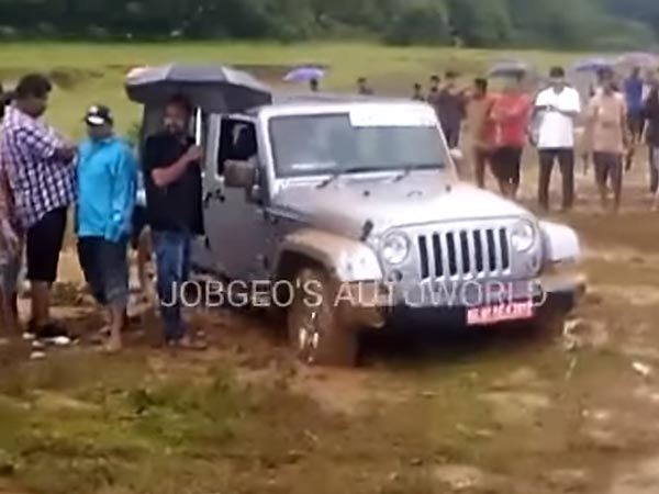 బురద మట్టిలో ఇరుక్కుపోయిన వ్రాంగ్లర్ను మహీంద్రా థార్ గట్టెక్కించింది