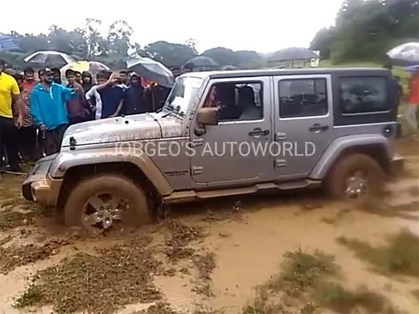 బురద మట్టిలో ఇరుక్కుపోయిన వ్రాంగ్లర్ను మహీంద్రా థార్ గట్టెక్కించింది