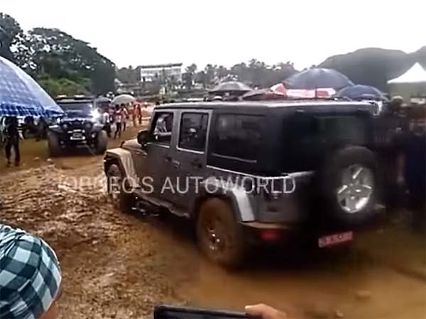 బురద మట్టిలో ఇరుక్కుపోయిన వ్రాంగ్లర్ను మహీంద్రా థార్ గట్టెక్కించింది