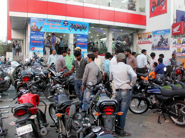 బైకు కొంటే మేక ఉచితం