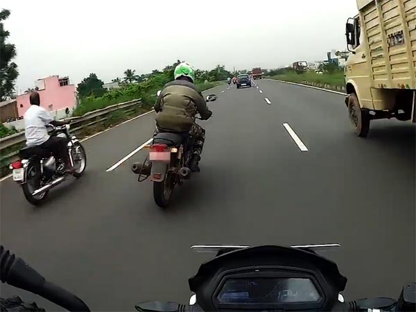 రాయల్ ఎన్ఫీల్డ్ Vs బజాజ్ డామినర్