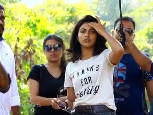 అమలాపాల్ మెర్సిడెస్ బెంజ్ ఎస్-క్లాస్
