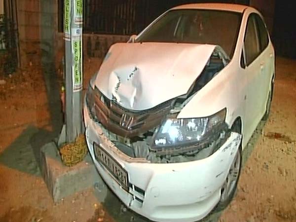 నిండు గర్భవతి మీదకు దూసుకెళ్లిన కారు