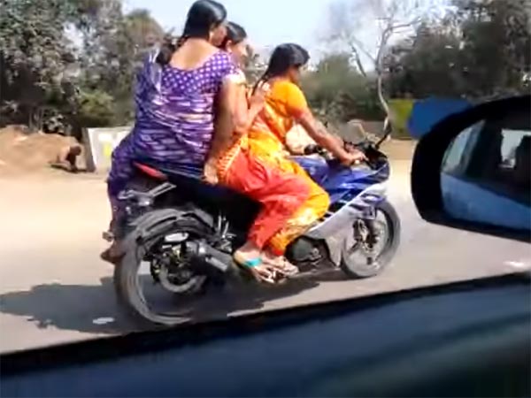 చీర కట్టులో యమహా ఆర్15 మీద ట్రిపుల్ రైడింగ్