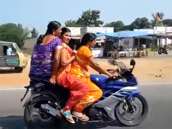 చీర కట్టులో యమహా ఆర్15 మీద ట్రిపుల్ రైడింగ్