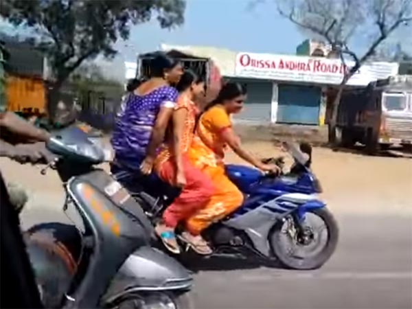 చీర కట్టులో యమహా ఆర్15 మీద ట్రిపుల్ రైడింగ్