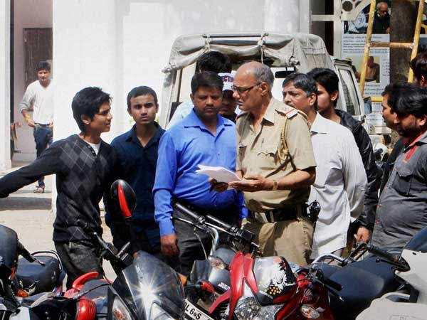 హెల్మెట్ ధరించకుండా కారు నడిపినందుకు ఫైన్
