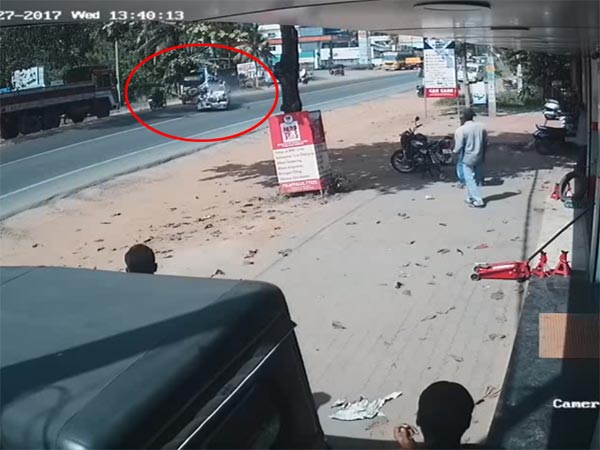 మితిమీరిన వేగంతో బీభత్సం సృష్టించిన కారు