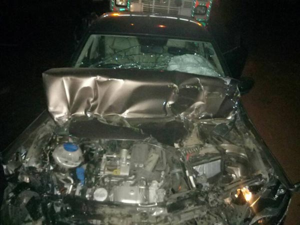 రెండు లారీల మధ్య నలిగిపోయిన ఈ కారు
