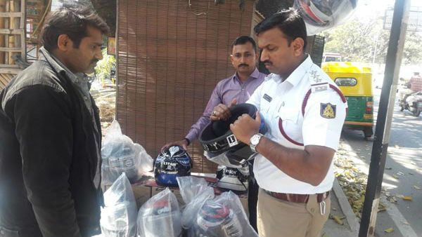 ట్రాఫిక్ రూల్స్ అతిక్రమించిన కొడుకు దగ్గర జరిమానా వసూలు చేసిన పోలీస్