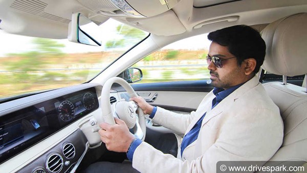 స్టీరింగ్ వీల్ మధ్యలో ఎందుకు ఉండదో తెలుసా
