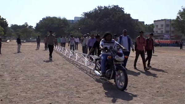 గిన్నిస్ వరల్డ్ రికార్డులో బజాజ్ డిస్కవర్ 125