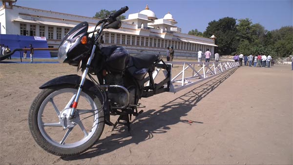గిన్నిస్ వరల్డ్ రికార్డులో బజాజ్ డిస్కవర్ 125