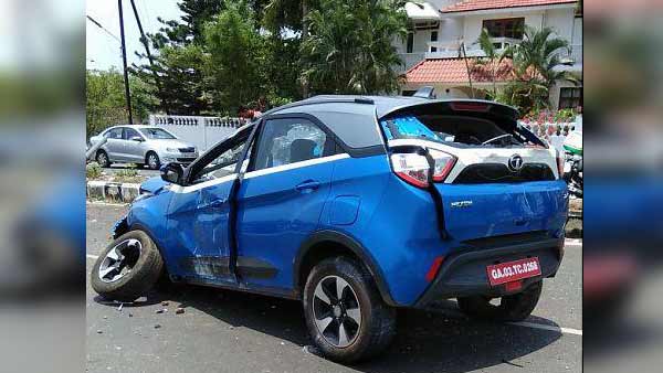 విద్యుత్ స్తంభాన్ని హై స్పీడ్ టాటా నెక్సాన్