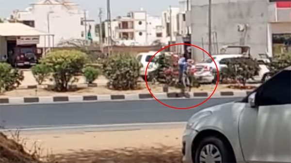 వీడియో - టయోటా ఇన్నోవా ఢీకొట్టడంతో 30 అడుగుల ఎత్తు ఎగిరిపడిన యువకుడు.