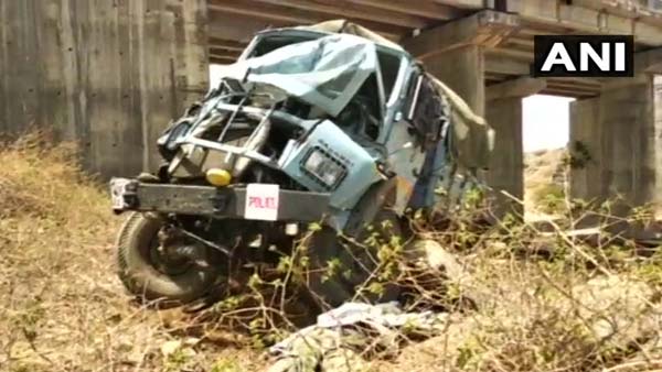ఘోర ప్రమాదానికి గురైన నిస్సాన్ మైక్రా - ఘటనా స్థలిలోనే ఐదుగురు దుర్మరణం