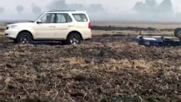 లక్షలు విలువ చేసే ఎస్యూవీలతో పొలాలు దున్నుతున్న రైతులు