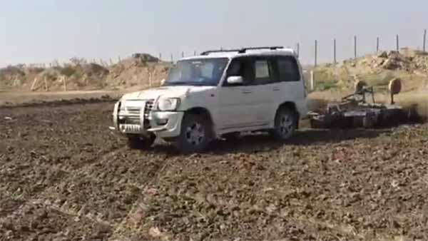 లక్షలు విలువ చేసే ఎస్యూవీలతో పొలాలు దున్నుతున్న రైతులు