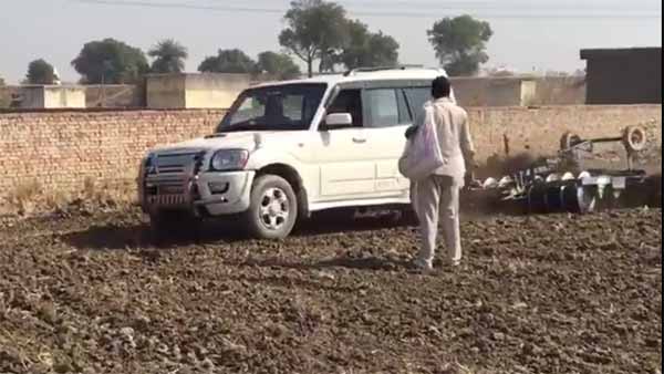 లక్షలు విలువ చేసే ఎస్యూవీలతో పొలాలు దున్నుతున్న రైతులు