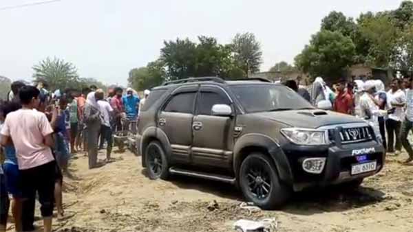 లక్షలు విలువ చేసే ఎస్యూవీలతో పొలాలు దున్నుతున్న రైతులు