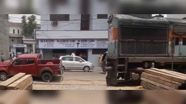 పట్టాల మీద నిలిచిపోయిన రైలు