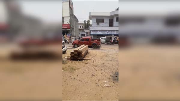 పట్టాల మీద నిలిచిపోయిన రైలు