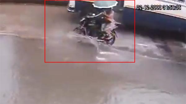 ముంబాయ్లో బస్సు క్రింద పడిన మహిళ