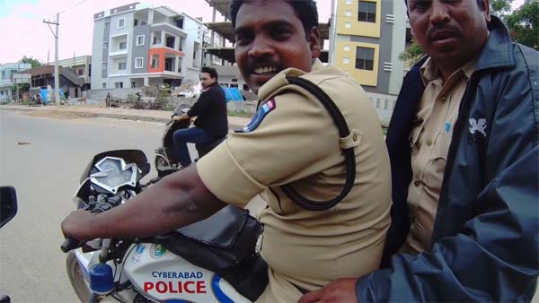 డుకాటి డైవెల్ బైకును నడిపిన హైదరాబాద్ పోలీసులు