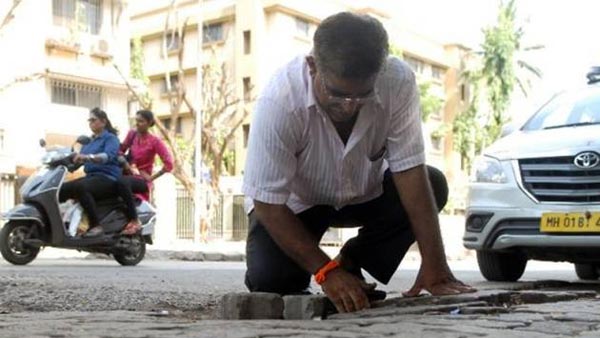 గుంతలను పూడ్చుతున్న ముంబాయ్ వాసి