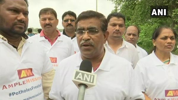గుంతలను పూడ్చుతున్న ముంబాయ్ వాసి