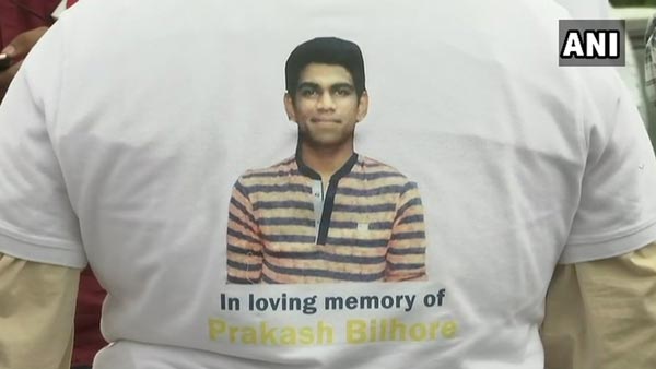 గుంతలను పూడ్చుతున్న ముంబాయ్ వాసి