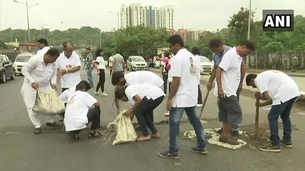 గుంతలను పూడ్చుతున్న ముంబాయ్ వాసి