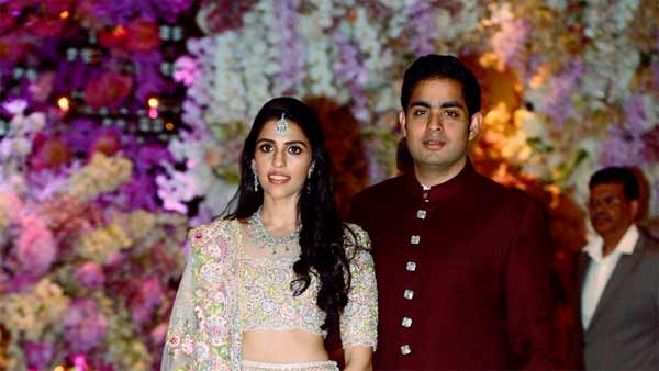 కాబోయే భార్యకు ఖరీదైన కానుక