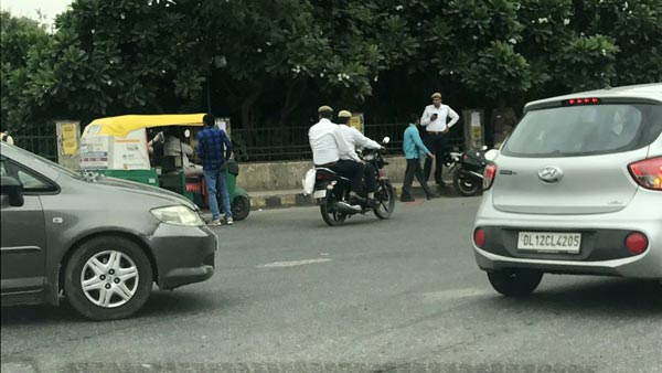 పోలీస్ మీద కేసు పెట్టిన నెటిజన్లు