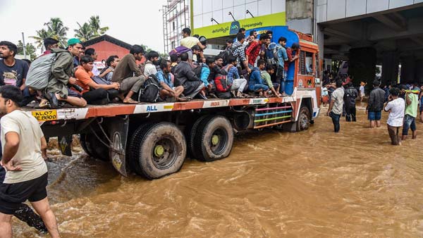 కేరళ వరదలు: ఆటోమొబైల్ కంపెనీ నుంచి నిధుల వెల్లువ