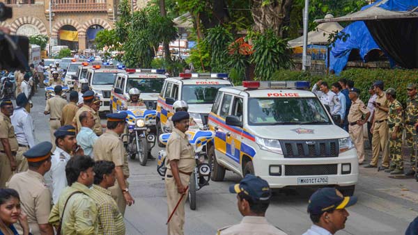 మహారాష్ట్ర ముఖ్యమంత్రి దేవేంద్ర ఫడ్నవీస్ కారుకు జరిమానా విధించిన పోలీసులు