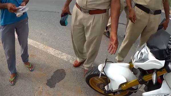 డ్యూటీని పక్కన పెట్టి ఈ పోలీసులు ఏం చేశారో చూడండి