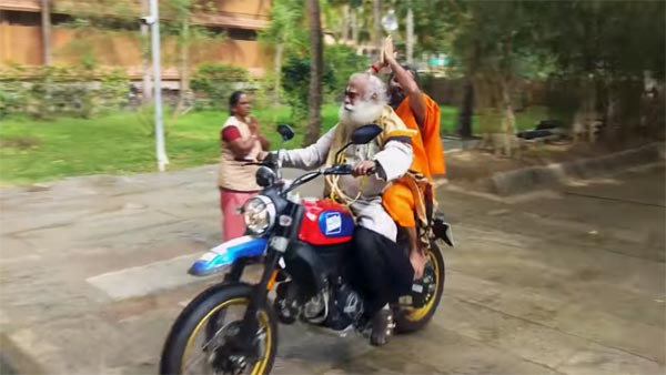 సద్గురు మరియు రామ్దేవ్ బాబాల బైక్ సవారీ
