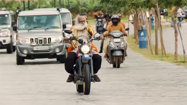 సద్గురు మరియు రామ్దేవ్ బాబాల బైక్ సవారీ