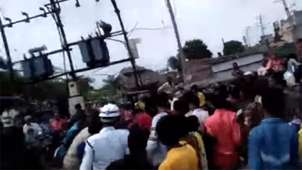 బైక్ స్టంట్ చెసినవాళ్ళను నడిరోడ్డులో కుమ్మేశారు