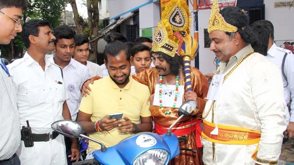 మీ పాత కేసులను క్లోస్ చేసేందుకు ట్రాఫిక్ పోలీసులనుండి దిమ్మతిరిగే ఆఫర్