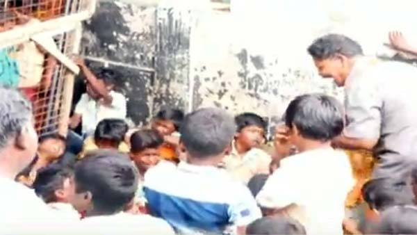 విద్య నేర్పిన గురువుకు మరెచిపోలెని గిఫ్ట్ ఇచ్చిన విద్యార్థులు