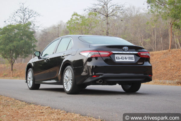 సరికొత్త టొయొటా క్యామ్రి హైబ్రిడ్ కార్ రివ్యూ