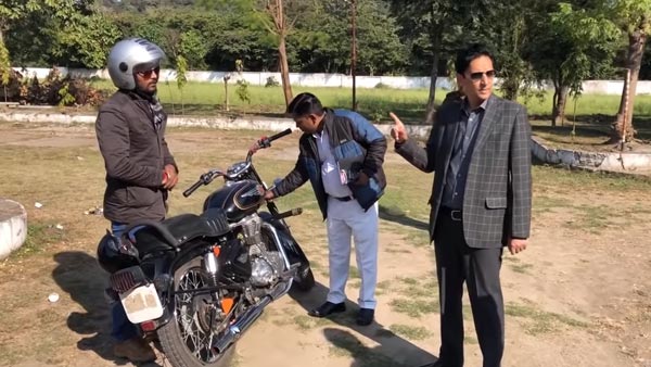రాయల్ ఎన్ఫీల్డ్ ను పట్టుకున్న ఐఏఎస్ అధికారి..!