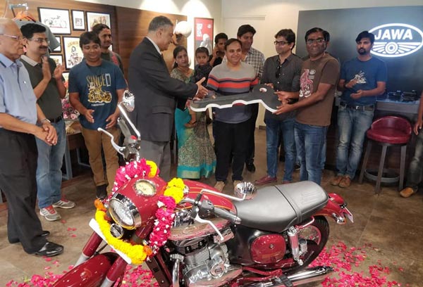 కస్టమర్లకు బైకుల పంపిణీని ప్రారంభించిన జావా మోటార్స్...