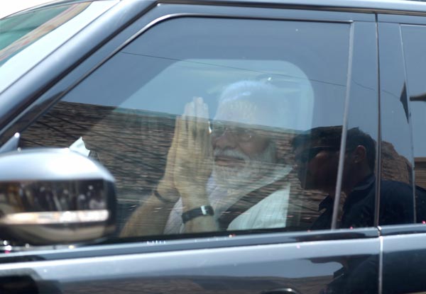 వారణాసిలో వెరైటీగా మోడీ రోడ్ షో... సెలెబ్రెటీలకే మతిపోగొడుతున్నాడు!
